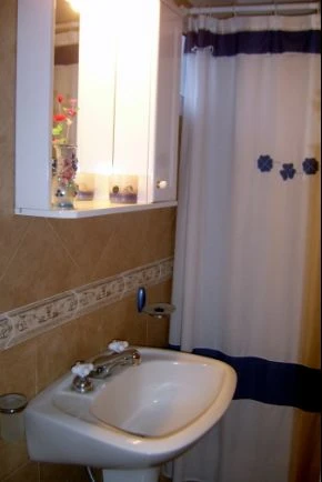 4 Ambientes Confortables - Entrada de Auto - A 3 cuadras del mar - a 2 cuadras del centro - 1½ de la terminal de omnibus - Casa/Chalet en La Lucila del Mar