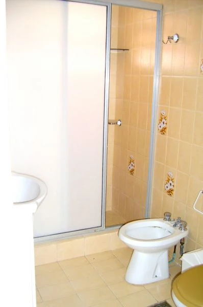 4 Ambientes Confortables - Entrada de Auto - A 3 cuadras del mar - a 2 cuadras del centro - 1½ de la terminal de omnibus - Casa/Chalet en La Lucila del Mar