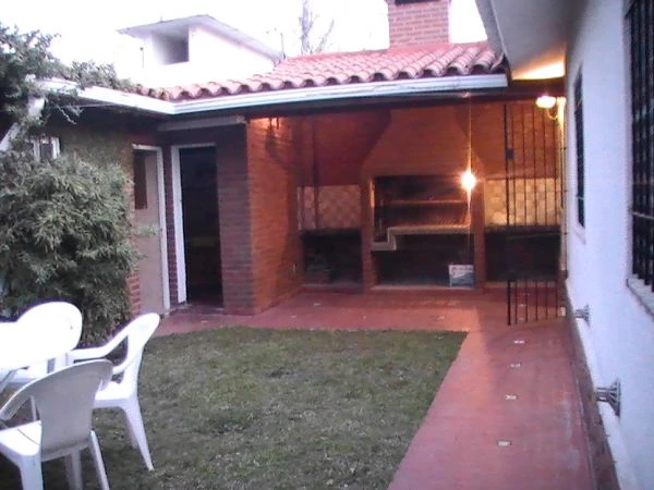 4 Ambientes Confortables - Entrada de Auto - A 3 cuadras del mar - a 2 cuadras del centro - 1½ de la terminal de omnibus - Casa/Chalet en La Lucila del Mar