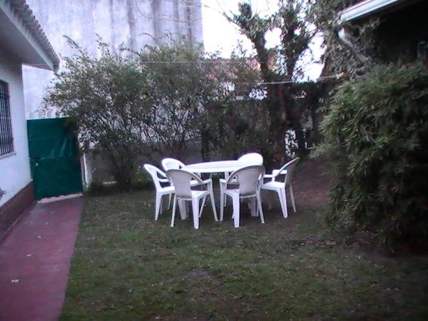 4 Ambientes Confortables - Entrada de Auto - A 3 cuadras del mar - a 2 cuadras del centro - 1½ de la terminal de omnibus - Casa/Chalet en La Lucila del Mar