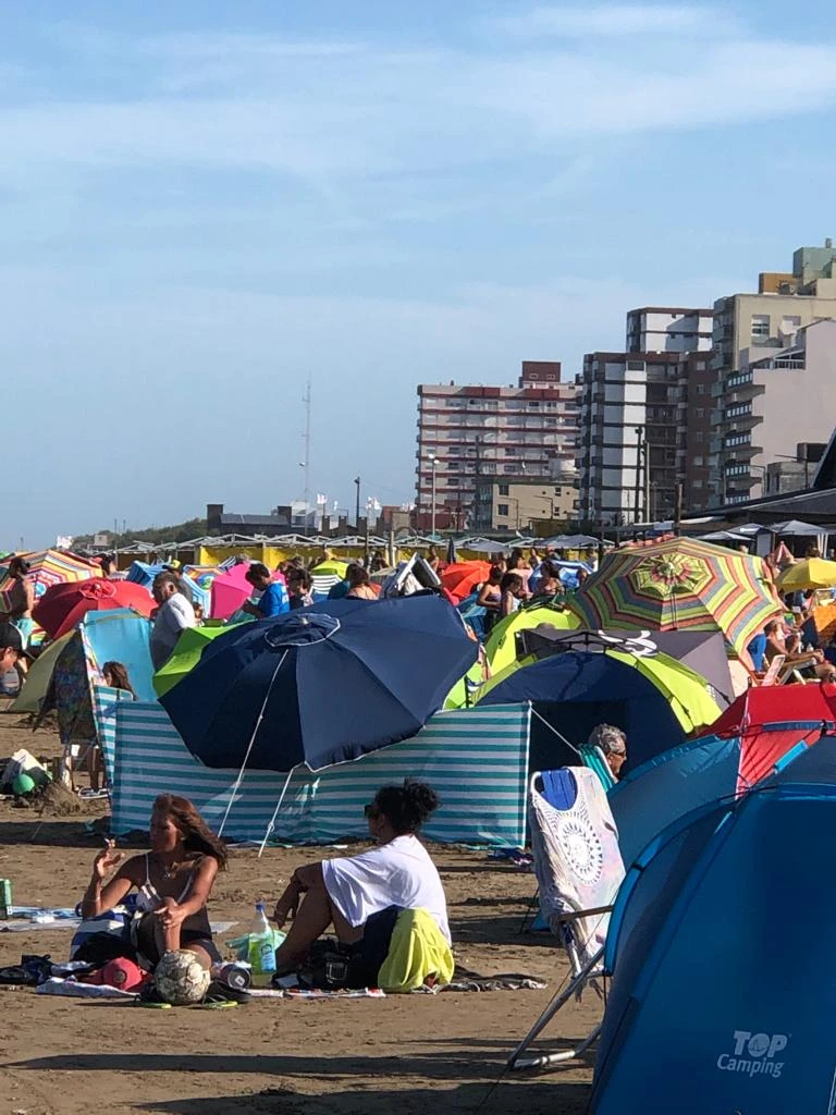 5 Ambientes - Detalles de Categoría en la mejor ubicación - A ½ cuadra del mar - a 2 cuadras de la peatonal - a 3 cuadras del supermecado Coto. - Casa/Chalet en Mar de Ajó