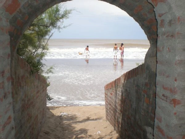 5 Ambientes en Amplio Parque - Quincho - Salida Directa al Mar - Predio frente al mar - Casa/Chalet en La Lucila del Mar