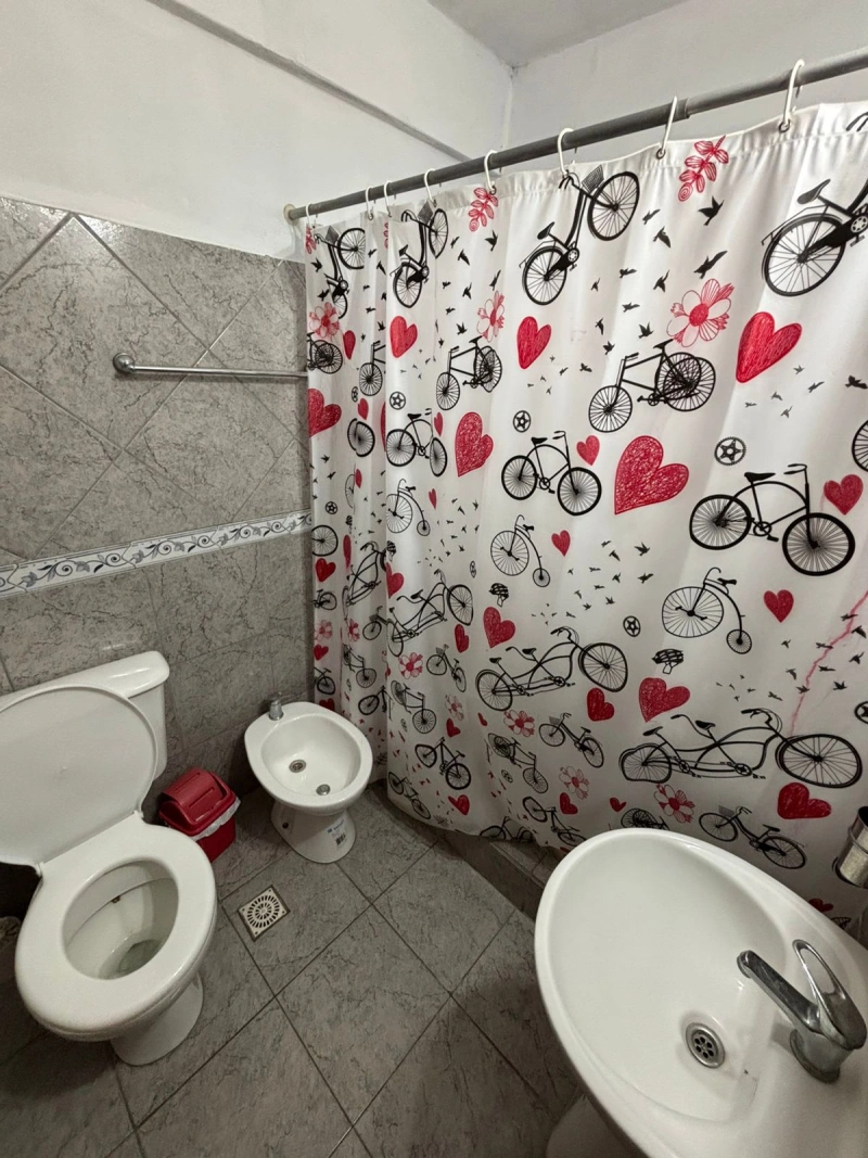 3 Ambientes con Entrada de Auto - Balcón a la Calle - Mar de Ajo - A 3½ cuadras del mar - a 3 cuadras del centro comercial - a 15 cuadras del centro - Dúplex/Tríplex en Mar de Ajó