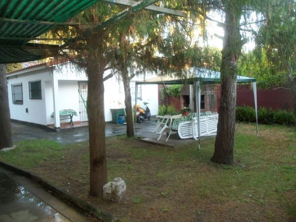 3 Ambientes en Amplio Terreno Arbolado de Pinos - Entrada para Auto - A 4 cuadras del centro y a 5 cuadras del mar - Casa/Chalet en San Bernardo
