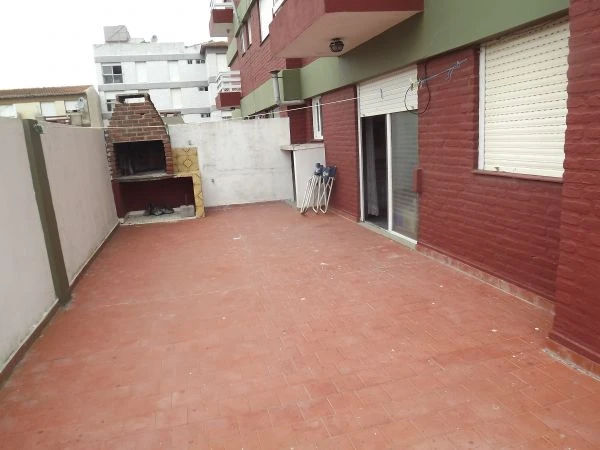3 Ambientes en 1er. piso - Cochera fija - Balcón con vista a calle principal - A 1 cuadra del mar - Departamento en San Bernardo