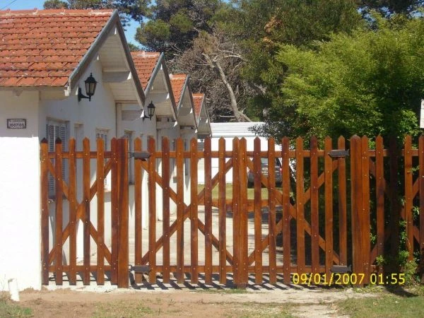 3 Ambientes Amplios - Estacionamiento con Media Sobra - A 2 cuadras del mar -  a 16 cuadras del supermercado Coto - Casa/Chalet en Mar de Ajó