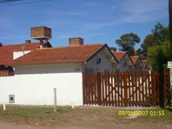 3 Ambientes Amplios - Estacionamiento con Media Sobra - A 2 cuadras del mar -  a 16 cuadras del supermercado Coto - Casa/Chalet en Mar de Ajó