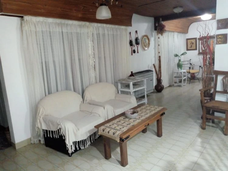 4 Ambientes - Muy Amplia - Venga a Disfrutar sus Vacaciones con Nosotros !!! - Pleno centro - a 2 cuadras de la playa - Casa/Chalet en Mar de Ajó