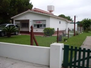 3 Ambientes - Entrada de Auto - Excelente Lugar para Descansar - A 6 cuadras de la playa - pleno centro - Casa/Chalet en Aguas Verdes