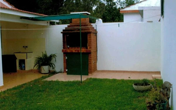 3 Ambientes - Entrada de Auto - Excelente Lugar para Descansar - A 6 cuadras de la playa - pleno centro - Casa/Chalet en Aguas Verdes