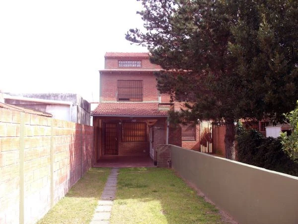 4 Ambientes - Entrada para Auto - A 3 cuadras del mar - a 2 cuadras del centro - Dúplex/Tríplex en La Lucila del Mar