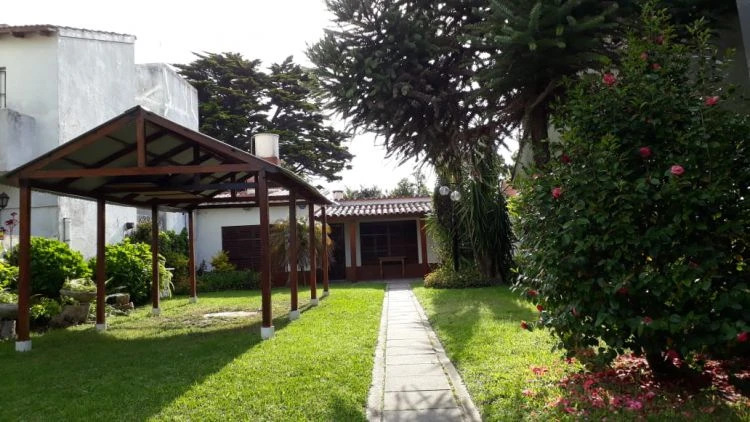 4 Ambientes con Espacio Verde - Quincho - A 5 cuadras de la playa - a ½ cuadra del bosque - Casa/Chalet en La Lucila del Mar