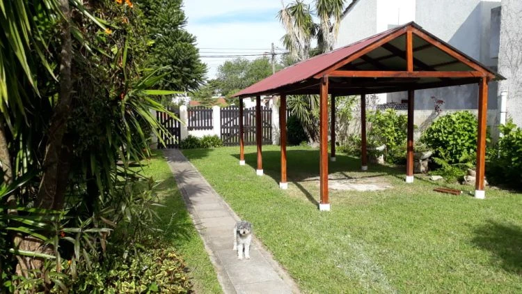4 Ambientes con Espacio Verde - Quincho - A 5 cuadras de la playa - a ½ cuadra del bosque - Casa/Chalet en La Lucila del Mar