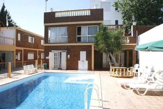 Complejo Puerta de Hierro - Totalmente Equipado - Estacionamiento Techado - A 150 metros del mar - a 7 cuadras del centro - Vigilancia privada - Departamento en Mar de Ajó