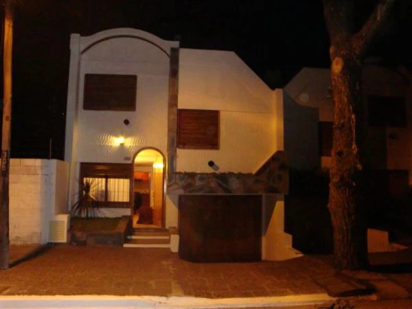 5 Ambientes  con Garage Cubierto - Muy Amplia - A 3 cuadras del mar - a 1½ de Av. San Bernardo - Casa/Chalet en San Bernardo