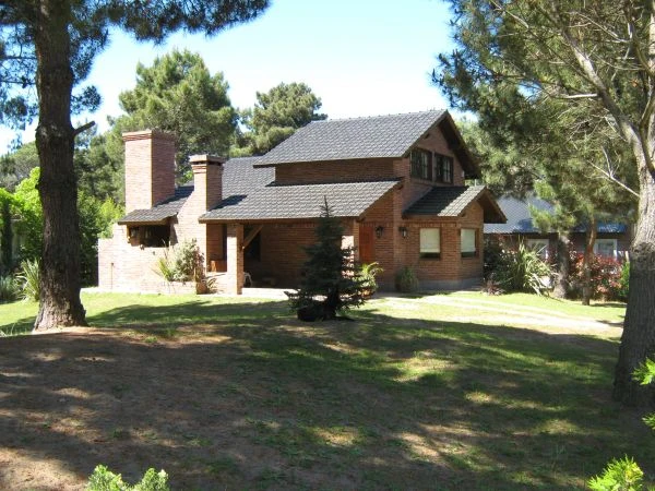 Excelente Chalet de Categoría - Totalmente Equipado - Zona de bosque - a 3 cuadras de la avenida principal - Casa/Chalet en Valeria del Mar