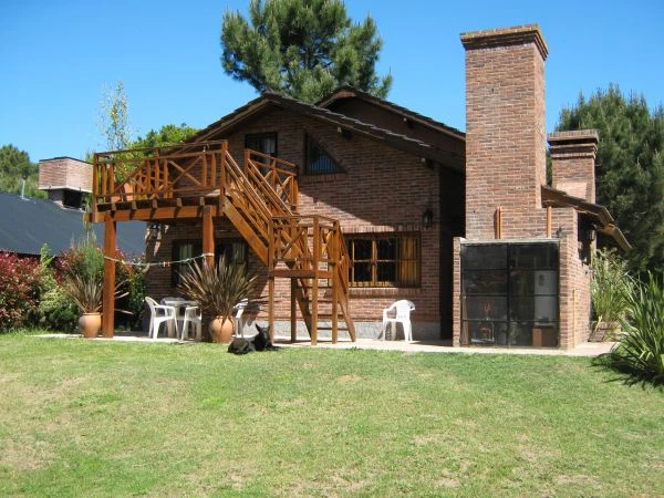 Excelente Chalet de Categoría - Totalmente Equipado - Zona de bosque - a 3 cuadras de la avenida principal - Casa/Chalet en Valeria del Mar