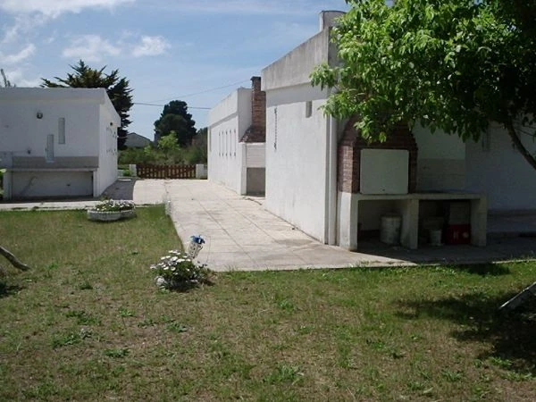 Complejo: 3 Ambientes - Entrada de Auto - Amplio Parque con Detalles de Flores - A 5 cuadras del mar - a 8 de la galeria comercial - Departamento en Las Toninas