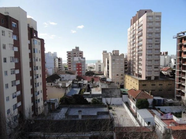 3 Ambientes en 7mo Piso a la Calle - Cochera Cubierta y Fija - A 2 cuadras de la playa La Perla - Departamento en Mar del Plata