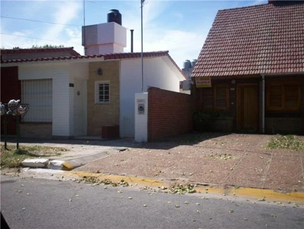 3 Ambientes - Pequeño pero Comodo - A 2 cuadras del mar - a 1 cuadra del centro - a 1 cuadra de la terminal de omnibus - Casa/Chalet en La Lucila del Mar