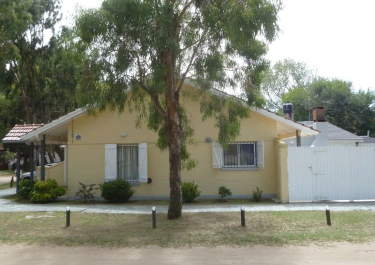 4 Ambientes - Amplio, Ventilado y Luminoso - Cochera Cerrada - A 4 cuadras de la playa - a 4 cuadras de la terminal del ómnibus - Casa/Chalet en La Lucila del Mar