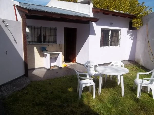 Complejo Las Lilas - 3 Ambientes con Entrada de Auto - A 5 cuadras del mar - a 1 cuadra de la Av. Fragata Sarmiento - Casa/Chalet en Aguas Verdes
