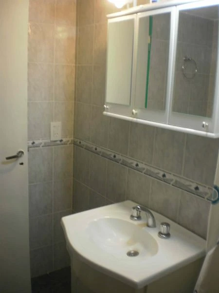 3 Ambientes Amplios - 1er Piso a la Calle - Zona Residencial - A 6 cuadras del mar - a 4 cuadras del centro comercial - Departamento en San Bernardo