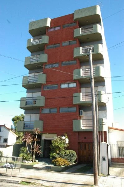 3 Ambientes en 4to Piso - Balcon con Vista al Mar - Cochera Fija - A 4 cuadras de la playa - a 3 cuadras del centro comercial - Departamento en Santa Teresita