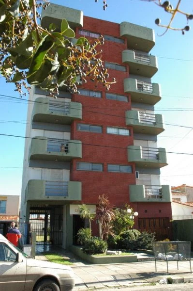 3 Ambientes en 4to Piso - Balcon con Vista al Mar - Cochera Fija - A 4 cuadras de la playa - a 3 cuadras del centro comercial - Departamento en Santa Teresita