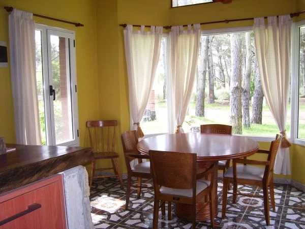 5 Amplios Ambientes - Muy Comodo y Luminoso - Totalmente Equipado - Entrada para 3 Vehiculos - El Pinar - a 4 cuadras del mar - Casa/Chalet en La Lucila del Mar