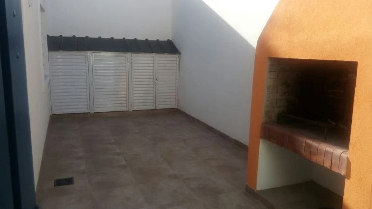 2 Ambientes en Planta Baja - Patio con Parrilla - A ½ cuadra del mar - a 1 cuadra de Av. Fragata Sarmiento - Departamento en Aguas Verdes