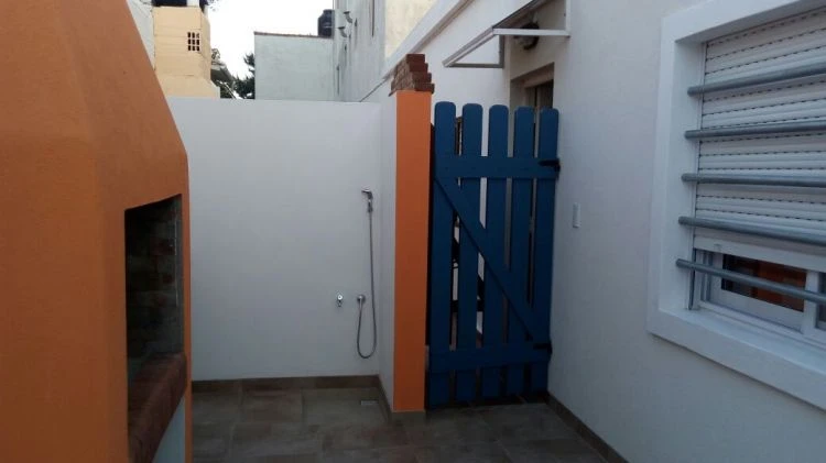 2 Ambientes en Planta Baja - Patio con Parrilla - A ½ cuadra del mar - a 1 cuadra de Av. Fragata Sarmiento - Departamento en Aguas Verdes