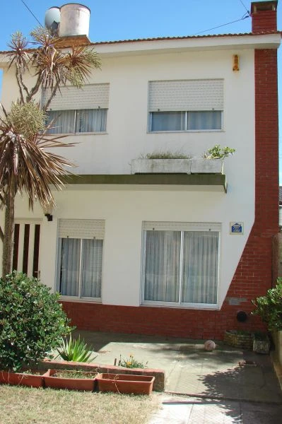 4 Amplios Ambientes - Alarma - Zona Tranquila - A ½ cuadra del mar - a 4 cuadras del centro - Casa/Chalet en Santa Teresita