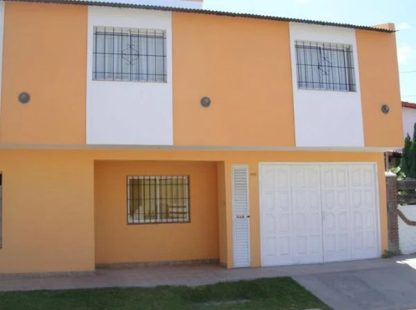 2 Ambientes en 1er Piso por Escalera - Cohera Semicubierta - Barrio Tranquilo - Calle Asfaltada - A 6 cuadras del mar - Departamento en Mar de Ajó