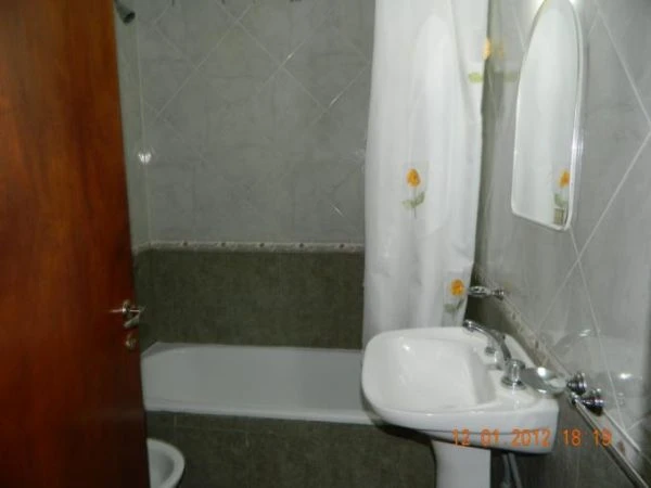 2 Ambientes en 1er Piso por Escalera - Cohera Semicubierta - Barrio Tranquilo - Calle Asfaltada - A 6 cuadras del mar - Departamento en Mar de Ajó
