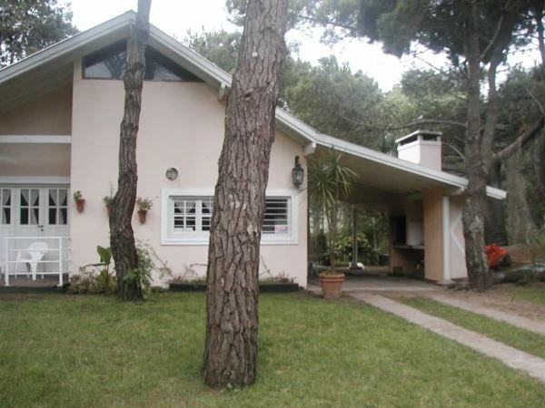 3 Ambientes - con pileta en pleno bosque Cariló - 5 cuadras del mar 10 cuadras del Centro Comercial - Casa/Chalet en Cariló
