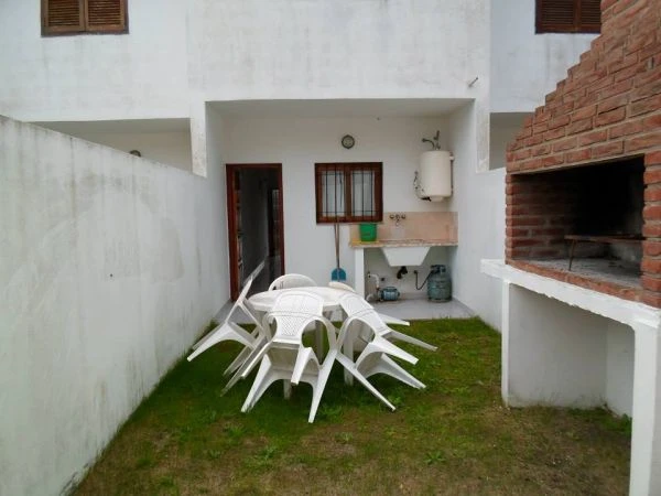 3 Ambientes - Zona Centro - Entrada de Auto - A ½ cuadra del mar - a 1 cuadra del balneario - Dúplex/Tríplex en Aguas Verdes