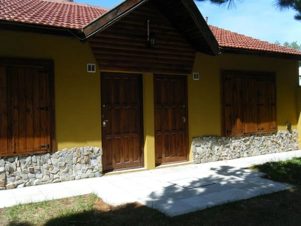 Cabañas Dulces Días - 3 Ambientes  con Estacionamiento - Playa Grande - Atendido por sus Dueños - A 2 cuadras del mar - Hermoso parque rodeado de pinos - Cabaña en Costa Azul
