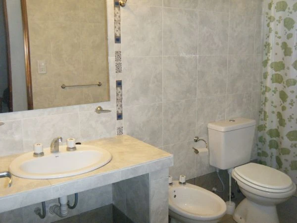 Cabañas Dulces Días - 3 Ambientes  con Estacionamiento - Playa Grande - Atendido por sus Dueños - A 2 cuadras del mar - Hermoso parque rodeado de pinos - Cabaña en Costa Azul
