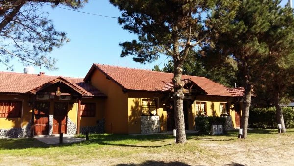 Cabañas Dulces Días - 3 Ambientes  con Estacionamiento - Playa Grande - Atendido por sus Dueños - A 2 cuadras del mar - Hermoso parque rodeado de pinos - Cabaña en Costa Azul