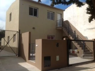3 Ambientes - Entrada de Auto - Atendido por su Dueño - Familiar y Tranquilo - A 3 Cuadras del Mar - A 8 Cuadras del Centro - A 11 Cuadras de Supermercado Coto. - Departamento en Mar de Ajó