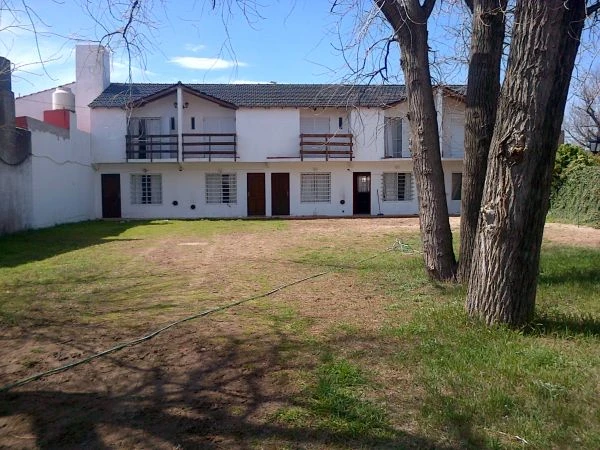 3 Ambientes - Entrada de Auto - Atendido por su Dueño - Familiar y Tranquilo - A 1 Cuadra del Mar - A 8 Cuadras del Centro - A 10 cuadras de Supermercado Coto - Dúplex/Tríplex en Mar de Ajó