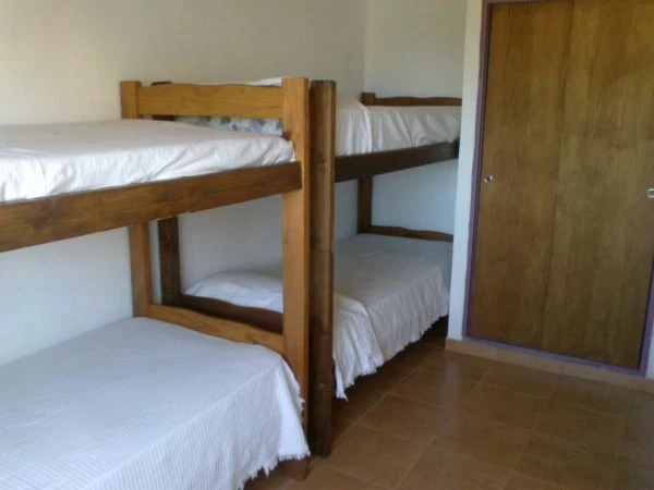 3 Ambientes - Entrada de Auto - Atendido por su Dueño - Familiar y Tranquilo - A 1 Cuadra del Mar - A 8 Cuadras del Centro - A 10 cuadras de Supermercado Coto - Dúplex/Tríplex en Mar de Ajó