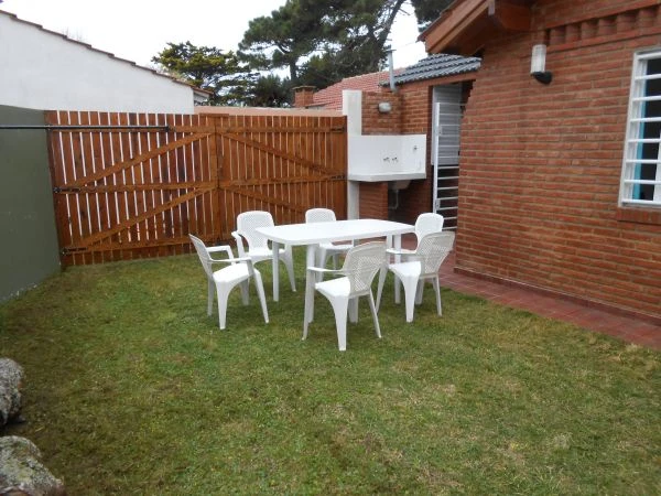 Chalet a estrenar. 3 amplios ambientes. Excelente Ubicación. -  A 2 cuadras del mar - Casa/Chalet en La Lucila del Mar