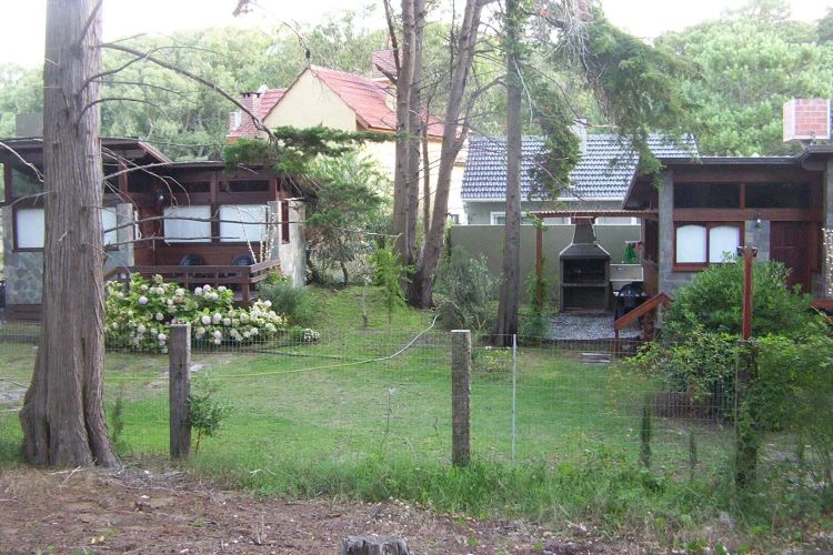 A dos cuadras de la playa y media del bosque - Con hermosa vegetacion - Cabaña en Aguas Verdes
