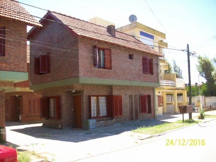 4 Ambientes -  Muy cómodo y luminoso - Entrada de auto - A 1 cuadra del mar - A ½ cuadra del pinar y bajada de lanchas - Dúplex/Tríplex en La Lucila del Mar