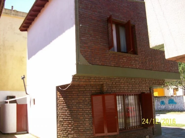 4 Ambientes -  Muy cómodo y luminoso - Entrada de auto - A 1 cuadra del mar - A ½ cuadra del pinar y bajada de lanchas - Dúplex/Tríplex en La Lucila del Mar