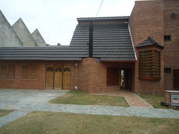 Excelente chalet 5 amb. con quincho, parque y pileta - Se alquila sólo por quincena completa y sólo a través de este aviso - Casa/Chalet en San Bernardo