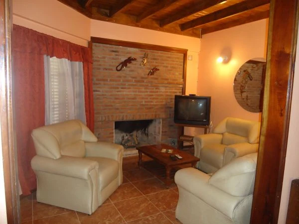 Excelente chalet 5 amb. con quincho, parque y pileta - Se alquila sólo por quincena completa y sólo a través de este aviso - Casa/Chalet en San Bernardo