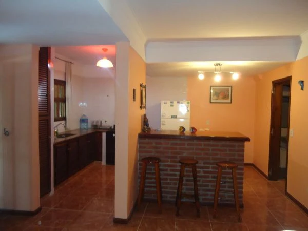 Excelente chalet 5 amb. con quincho, parque y pileta - Se alquila sólo por quincena completa y sólo a través de este aviso - Casa/Chalet en San Bernardo